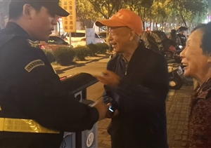 長(cháng)興島宗保治安巡邏，撿到手機，及時(shí)歸還失主