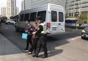 關(guān)愛(ài)老人，從我做起----陸家嘴城管隊員幫扶重陽(yáng)節聚餐老人