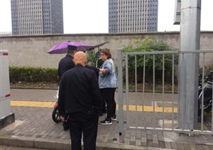 伸出援手，大愛(ài)無(wú)疆，宗保北蔡市容項目隊員救助暈倒女子