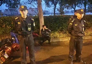 雨天老人騎車(chē)受傷，特保隊員出手相助 --惠南市容項目幫助交通事故