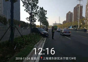 路見(jiàn)交通事故，幫忙維持秩序 --金橋輔警項目協(xié)助維持交通秩序
