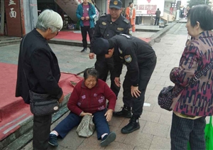 七旬老人摔倒，熱心特保伸援手 --惠南市容項目救助受傷老人