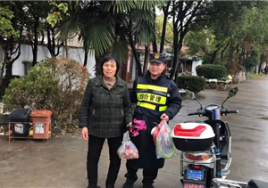 迷路老人神情慌，宗保特保來(lái)幫忙 --長(cháng)興島項目將迷路老人送回家