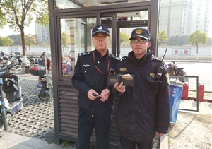 拾金不昧樹(shù)新風(fēng)系列報道 ——周浦海印項目隊員拾到錢(qián)包交于民警