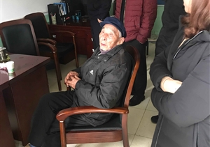 老人迷路求幫助，宗保隊員來(lái)幫助 --惠南市容把迷路老人送回家