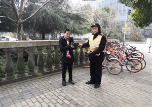 拾金不昧樹(shù)新風(fēng)系列報道 --金橋市容隊員拾到錢(qián)包交還于失主