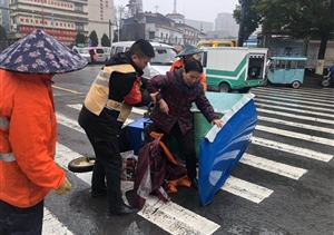 老人倒地扶不扶？民泰特保告訴你答案！ --浙江民泰星橋市容項目攙