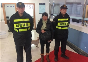 拾金不昧樹(shù)新風(fēng)系列報道 --周浦市容項目隊員拾到手提包交還失主