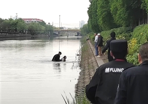 有驚無(wú)險！宗保特保勇救跳河輕生女子 --張江輔警隊員勇救跳河輕生