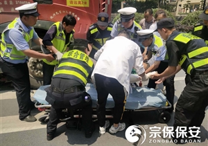 路遇交通事故，特保出手相助----閑林項目救助車(chē)禍傷者