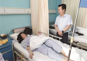 保安盡職履責負輕傷   領(lǐng)導病房探望暖人心 ——杜明杰副總經(jīng)理探