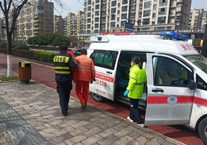 老人昏倒在地，扶還是不扶？民泰保安給出溫暖堅定的答案 ——浙江