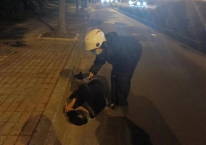 老人倒在路上 員工暖心救助—宗保員工暖心救助倒地老人
